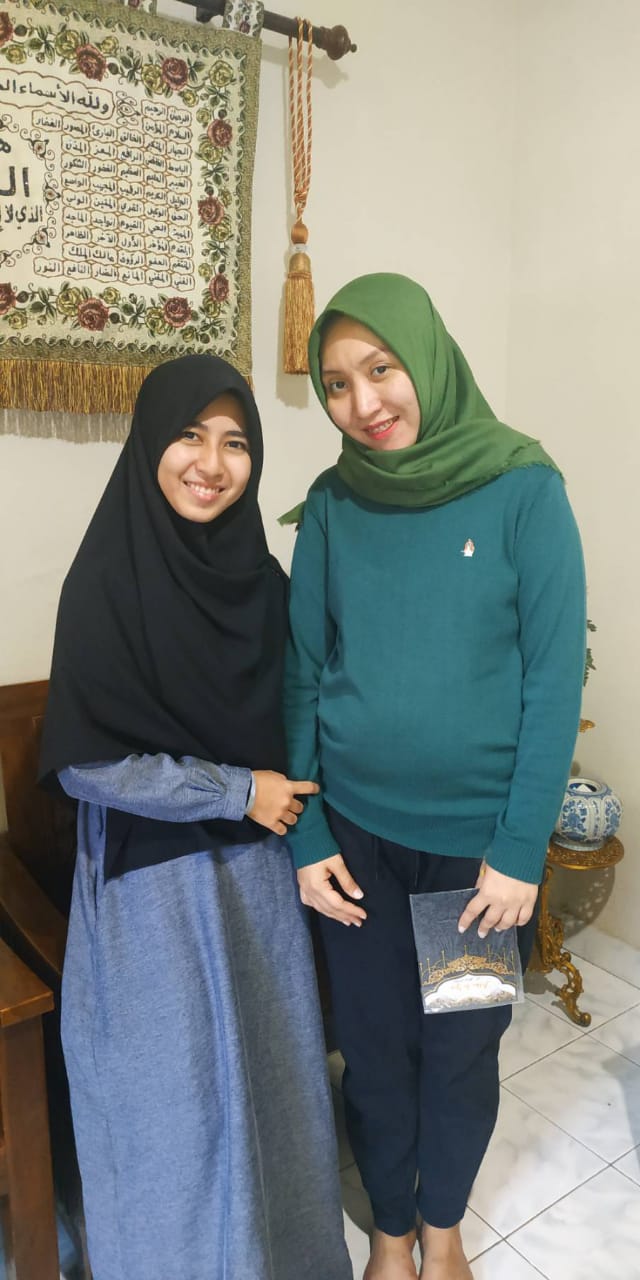 Ibu Muda, Produktif, dan Penyuka Kucing